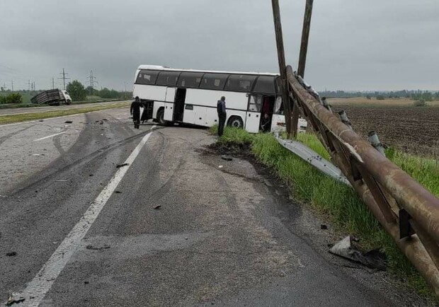На трассе под Днепром попали в ДТП две фуры и автобус с пассажирами - фото: ГСЧС