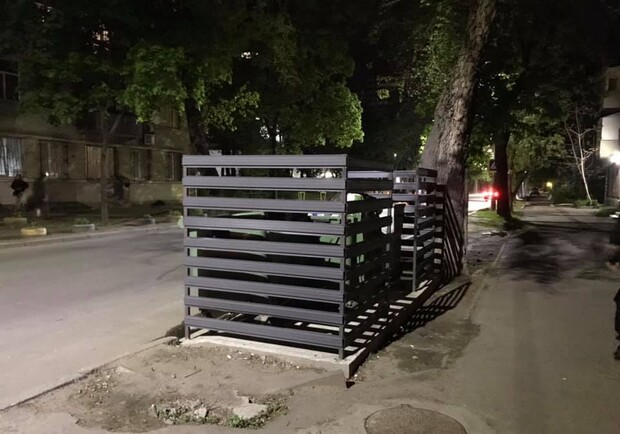 В Днепре сделали ограждения для мусорных баков - фото: fb Руслан Ширинов