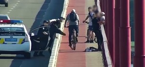 Сидела на перилах и плакала: женщина пыталась прыгнуть с Нового моста (видео)