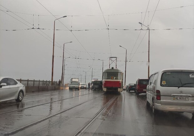 На Амурском мосту микроавтобус врезался в трамвай - фото: tg ДТП. Пробки