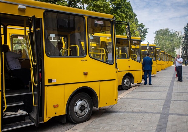 Днепропетровская область получила еще 13 школьных автобусов - фото: adm.dp.gov.ua