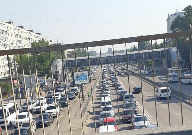 Весь город в пробках: в Днепре отключили светофоры из-за приезда Премьер-Министра - фото ДТП Пробки Днепра