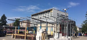 Под носом ОГА: на Фестивальной строят пристройку к пристройке