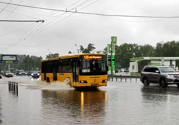 Непогода в Днепре: как работает общественный транспорт - фото: tg Департамент транспорту ДМР