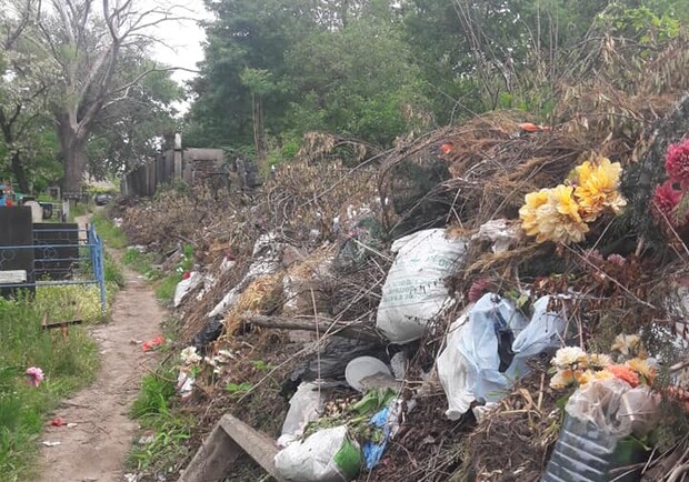 На кладбище в Днепре образовалась 2-метровая гора мусора - фото: fb Артема Шавурина