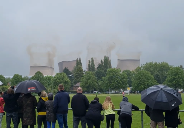 Посреди футбольного матча в Рагли взорвали электростанцию. Фото: twitter.com/Urban_Pictures