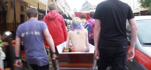 Є відповідь: навіщо львівськими вулицями носили в труні голу дівчину