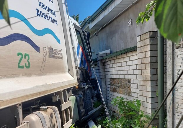 В Днепре мусоровоз "влетел" в частный дом - фото: fb Светланы Проскуровской