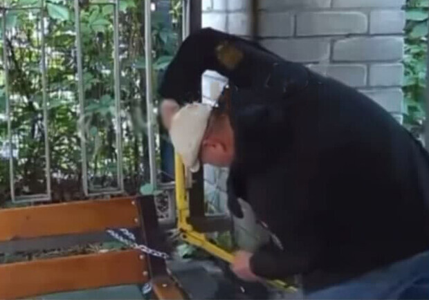 Одумались: на Шулявке воры вернули кофейне ранее украденную скамейку