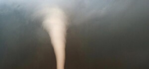 Внезапно: на правом берегу Днепра заметили торнадо (видео)