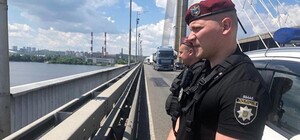 В Киеве спасли двух человек, которые хотели прыгнуть с Южного моста