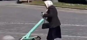 Наче біс вселився: бабуся розгромила точку прокатних електросамокатів у Львові