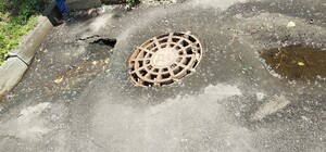 Так себе ремонт: во дворе библиотеки на Нивках проседает новый асфальт