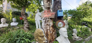 Памятник Ленину и бюстик Жукова: житель Нивок создал музей декоммунизации