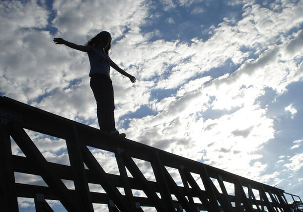 С Самарского моста спрыгнула молодая девушка - фото: novostey.com