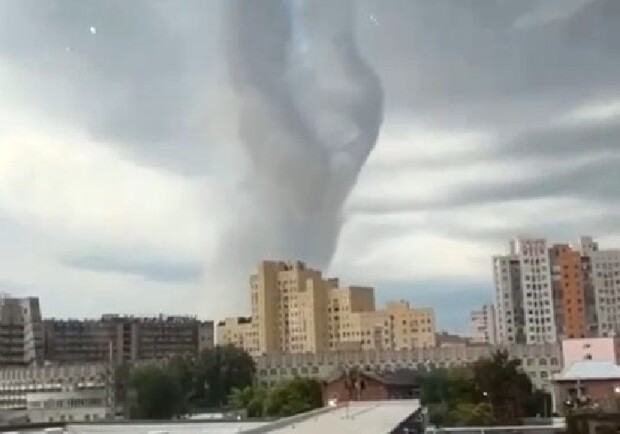 В центре Днепра заметили огромное торнадо - фото: ХД