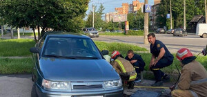 Ушло под землю через 10 секунд после парковки: подробности спасения авто из ямы на Оптике