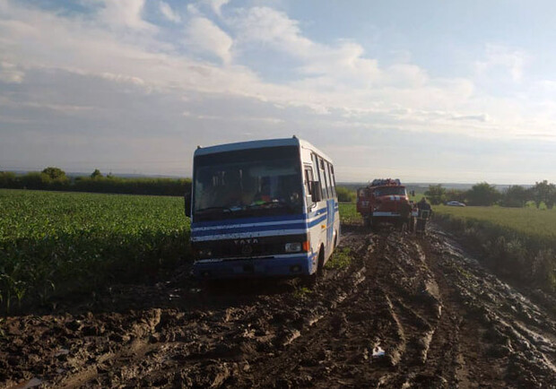 На трассе в Днепропетровской области застряли 8 машин - фото: ГСЧС