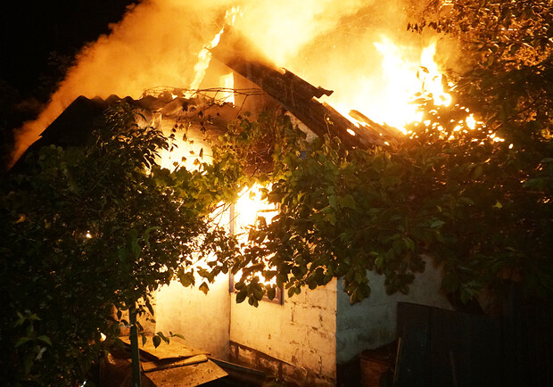 В Днепре загорелись два частных дома - фото: пресс-служба ГУ ГСЧС Днепропетровской области