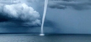 Cтрашно: в Черноморске над морем заметили смерч (обновлено)