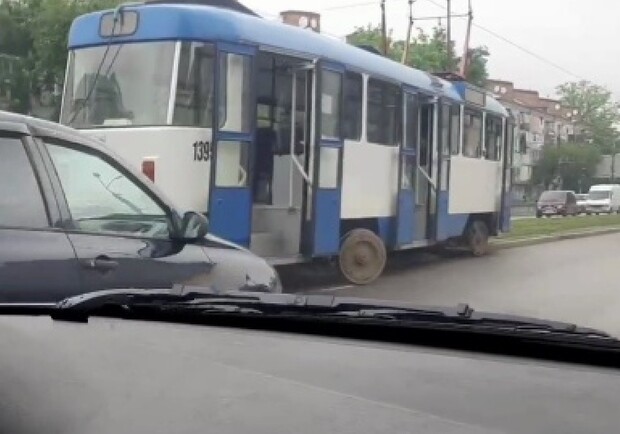 На правом берегу Днепра трамвай сошел с рельсов - фото: Днепр Сейчас