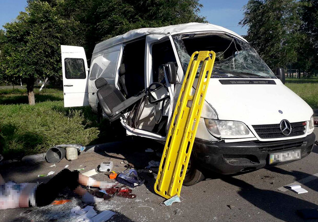 Двое – погибли, 8 – в больнице: в ДТП попали легковушка и микроавтобус с пассажирами - фото: ГСЧС Днепропетровской области