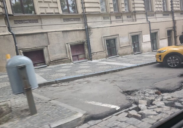 Страшно заезжать: в центре Днепра разваливается платная парковка - фото ВГороде