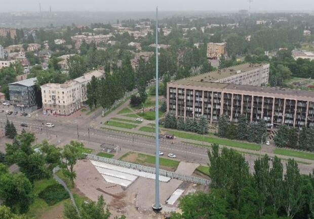 В Кривом Роге установили 72-метровый флагшток - фото: adm.dp.gov.ua