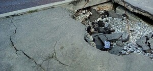 Смотрите под ноги: в центре Днепра проваливается дорога (фото)