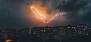 Невероятное зрелище: смотри, как выглядели раскаты молний над Одессой