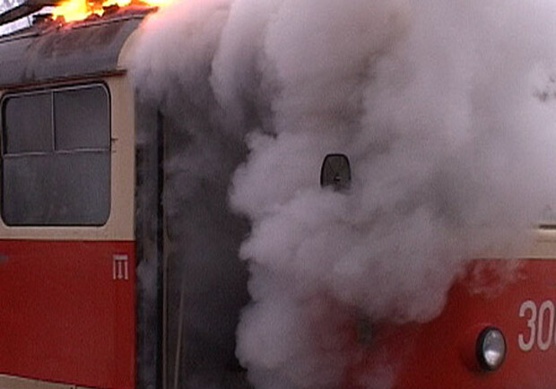 В Днепре во время движения загорелся трамвай - фото:  potok.ua