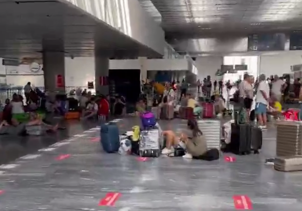 Туристы на 14 часов застряли в турецком аэропорту - фото: tg Днепр Сейчас