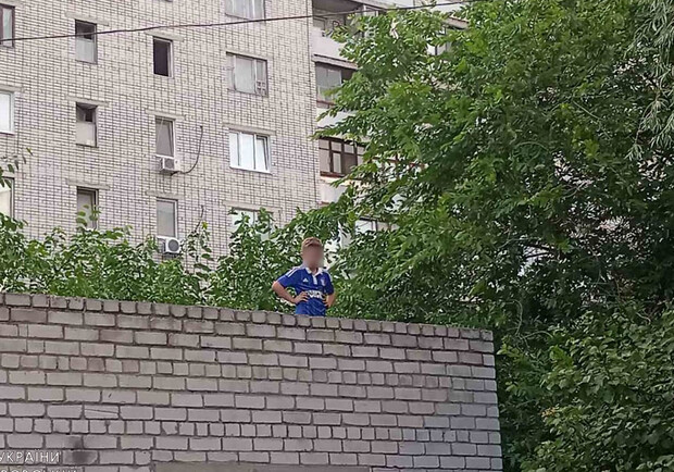 В Днепре 8-летний мальчик залез на постройку и застрял - фото: ГСЧС