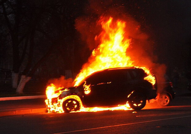 На левом берегу Днепра загорелись авто на парковке - фото: autocentre.ua