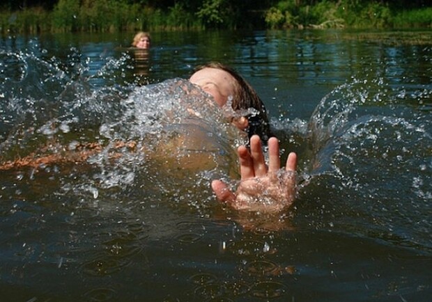 Его младший брат в коме: в пруду утонул 9-летний ребенок - фото: sq.com.ua