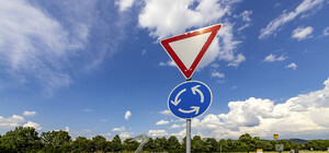 Старались для Tik Tok: под Харьковом школьницы сломали дорожный знак