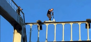 Ума палата: киевлянин катался на электросамокате по верхушке Пешеходного моста