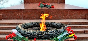 С пивом и шашлыками: в Одессе компания устроила пикник у Вечного огня