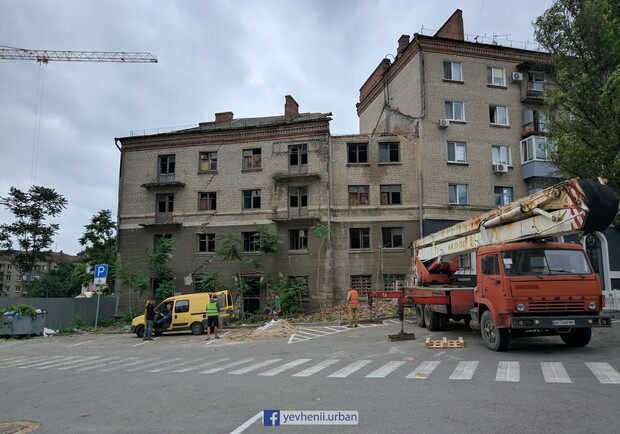 Прощай: в центре Днепра начали сносить аварийный дом - фото fb Yevhenii Urban