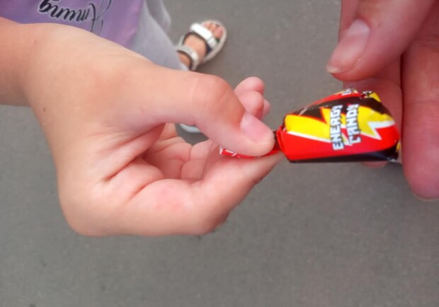 В Днепре раздают странные конфеты - фото: fb Olga Petliuk