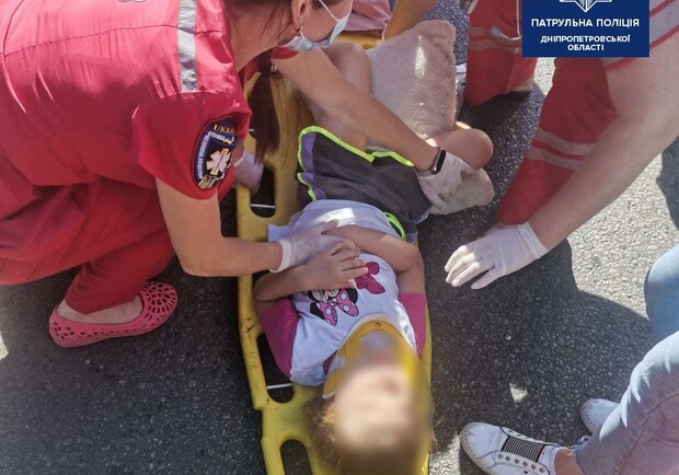Готовят к операции: что с 7-летней девочкой, которую сбили на Антоновича - фото патрульная полиция Днепра