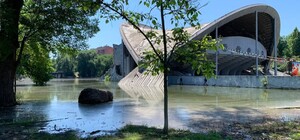 Из-за строительства метро: в парке Глобы озеро снова вышло из берегов (фото)