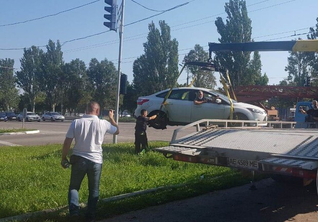 Гениально: в Днепре эвакуировали машину вместе с пассажиром - фото: nashemisto.dp.ua