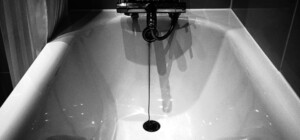 Не удалось реанимировать: в Запорожье мужчина утонул в ванной