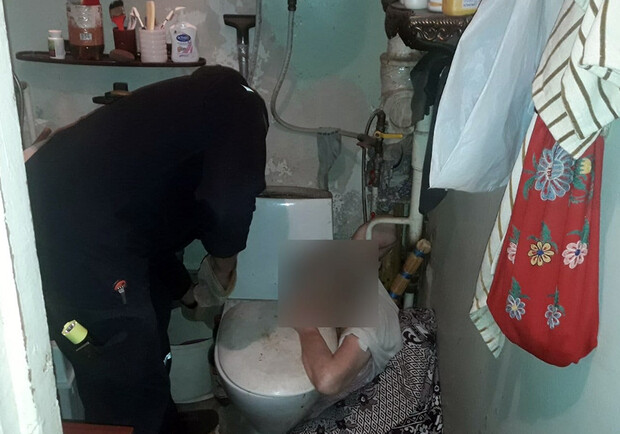 В Днепре женщина застряла в ванной - фото: dp.dsns.gov.ua