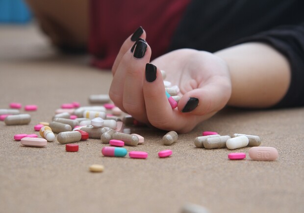 Подростки наглотались таблеток из-за ссоры: 13-летнюю девочку спасают в Днепре - фото pixabay.com