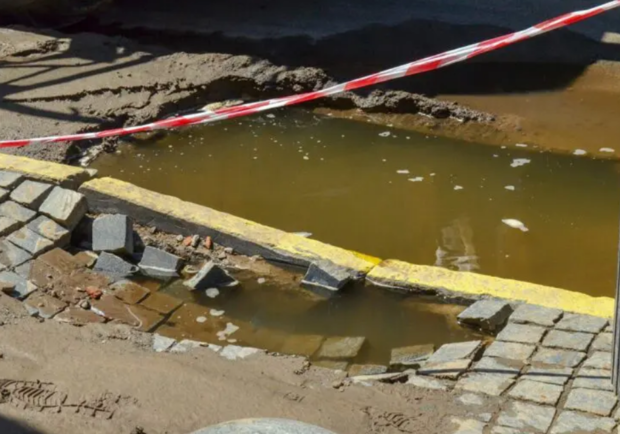 В центре Днепра девушка провалилась в яму: появились подробности - фото: d1.ua