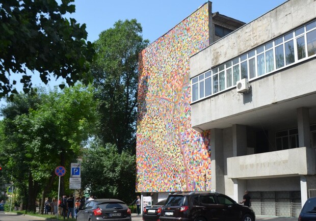 В Днепре на фасаде строительной академии "нарисовался" мурал - фото: Відкритий