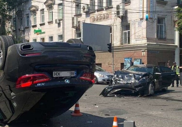 От удара одно из авто перевернулось: в Днепре произошло серьезное ДТП. Фото: Днепровская Панорама