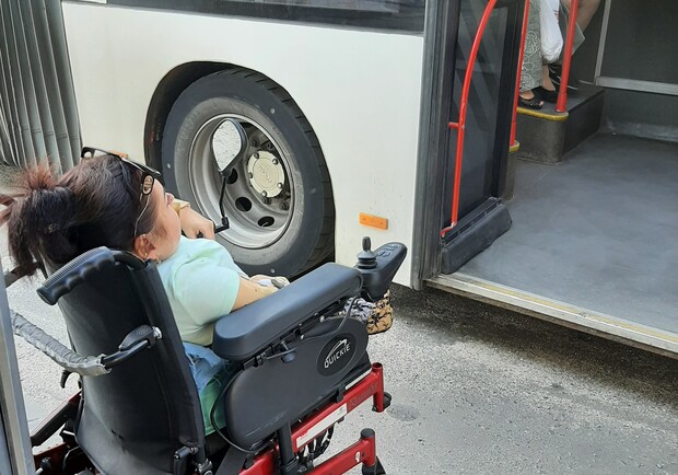 Грустно: днепрянка на инвалидной коляске не могла дождаться транспорт с пандусом - фото fb Alena Osadchaya